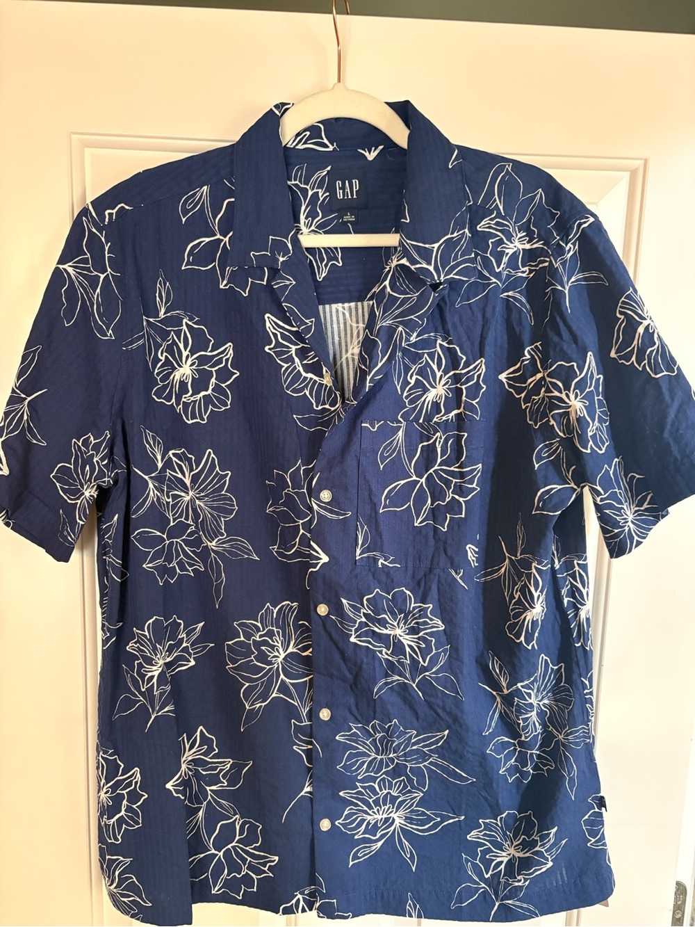 GAP Men's Navy Blue Floral Short Sleeve Button-Up Shirt
